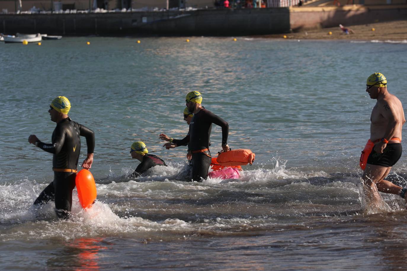 FOTOS: Así ha sido la XXXIV Travesía Internacional a Nado Ciudad de Cádiz. Desde la playa de La Caleta