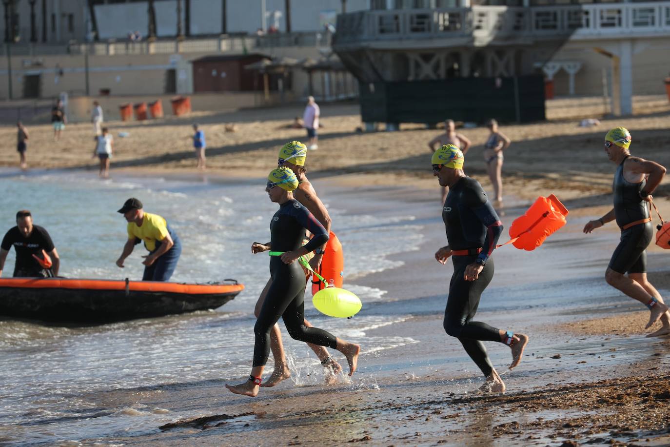 FOTOS: Así ha sido la XXXIV Travesía Internacional a Nado Ciudad de Cádiz. Desde la playa de La Caleta