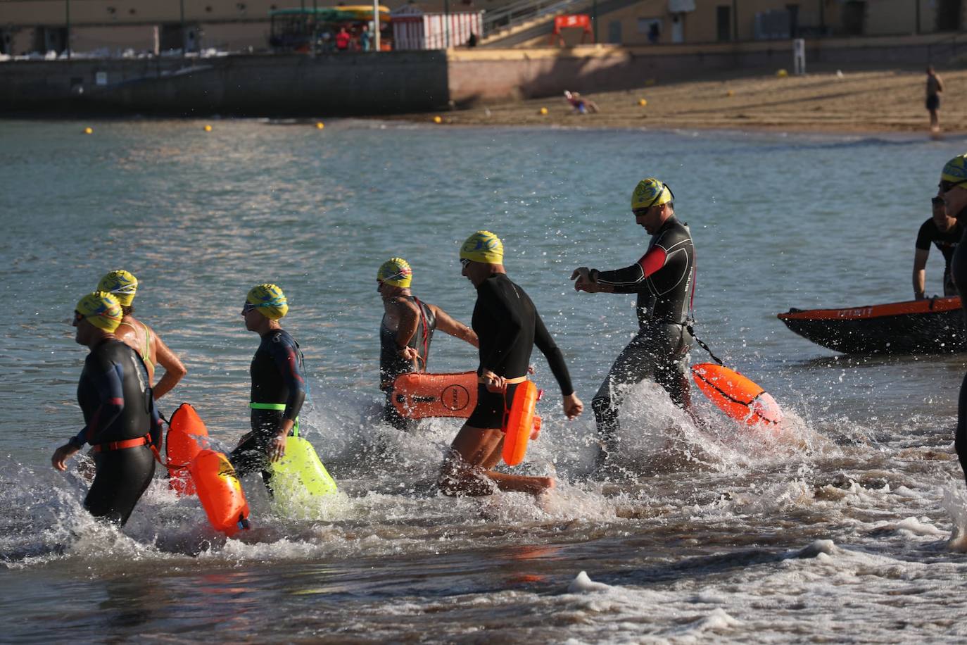 FOTOS: Así ha sido la XXXIV Travesía Internacional a Nado Ciudad de Cádiz. Desde la playa de La Caleta