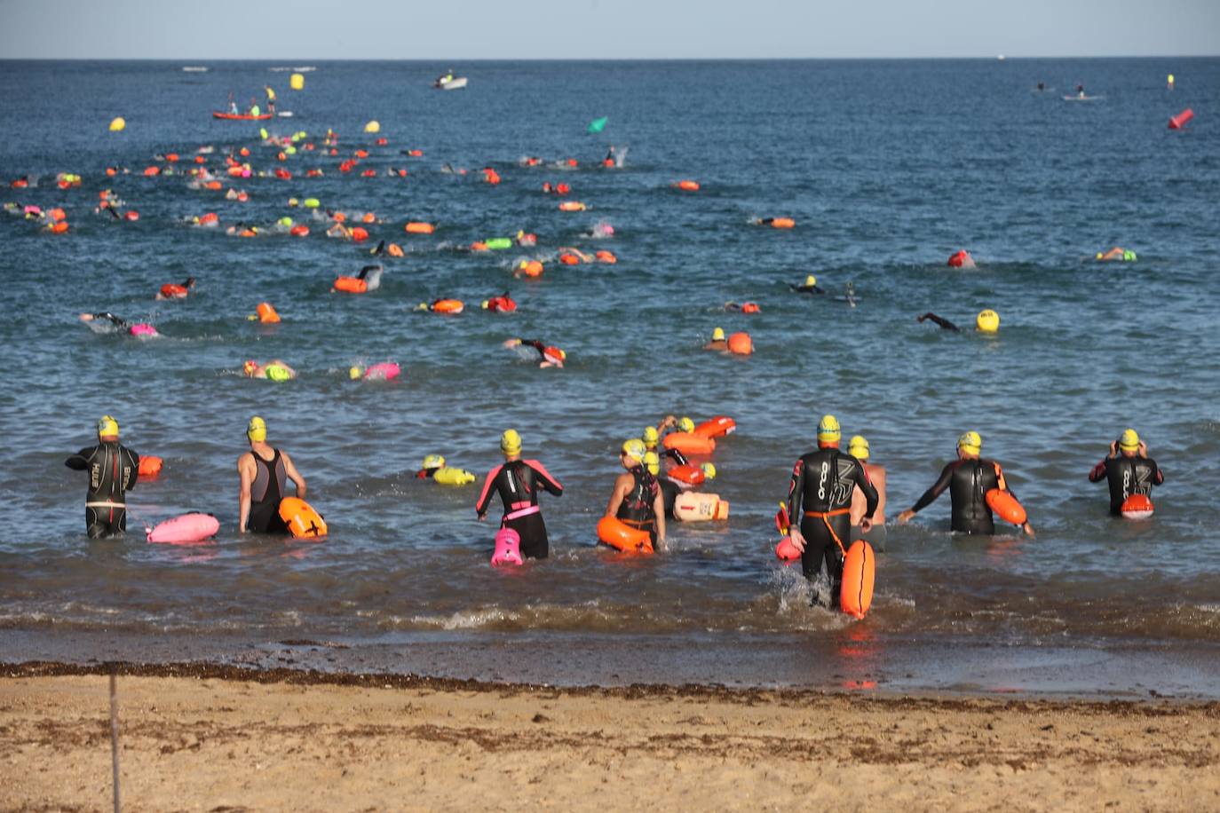 FOTOS: Así ha sido la XXXIV Travesía Internacional a Nado Ciudad de Cádiz. Desde la playa de La Caleta