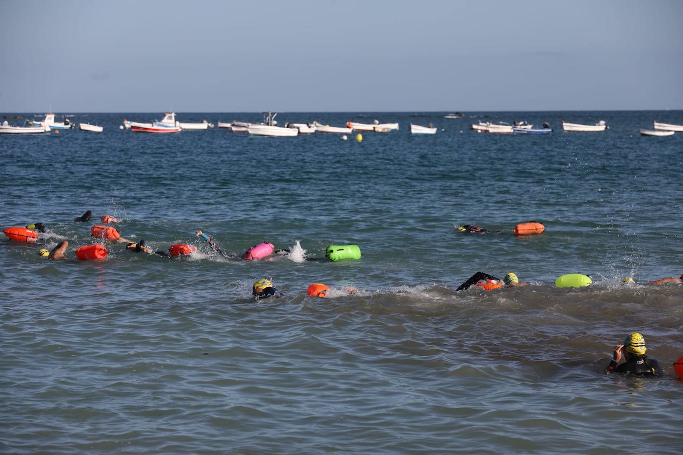 FOTOS: Así ha sido la XXXIV Travesía Internacional a Nado Ciudad de Cádiz. Desde la playa de La Caleta