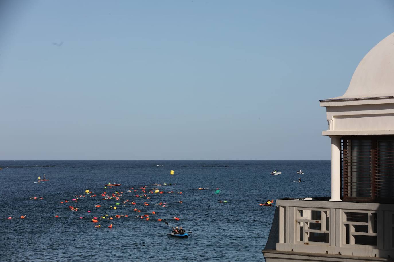 FOTOS: Así ha sido la XXXIV Travesía Internacional a Nado Ciudad de Cádiz. Desde la playa de La Caleta