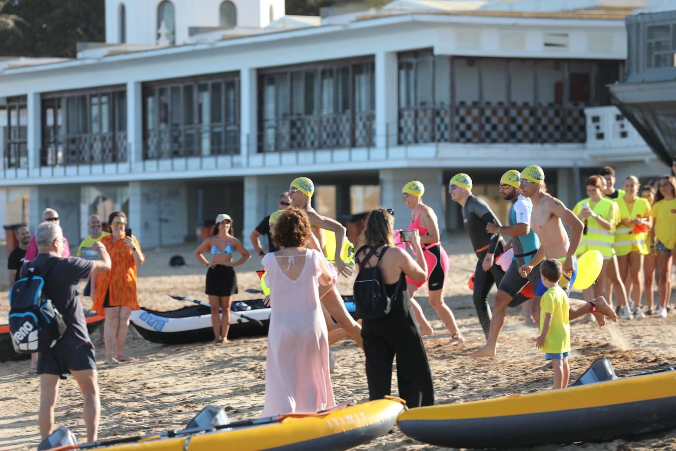 FOTOS: Así ha sido la XXXIV Travesía Internacional a Nado Ciudad de Cádiz. Desde la playa de La Caleta