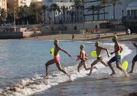 FOTOS: Así ha sido la XXXIV Travesía Internacional a Nado Ciudad de Cádiz. Desde la playa de La Caleta