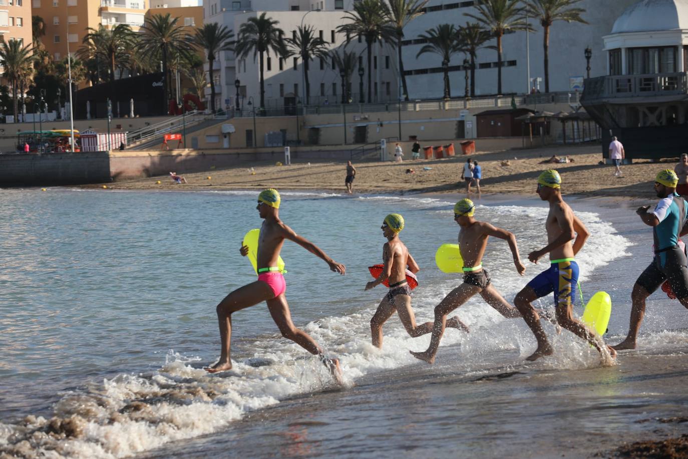 FOTOS: Así ha sido la XXXIV Travesía Internacional a Nado Ciudad de Cádiz. Desde la playa de La Caleta