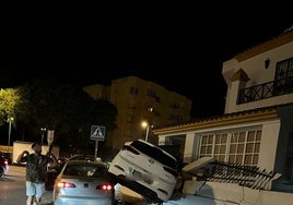 Aparatoso accidente en la rotonda del IES Juan Lara en El Puerto