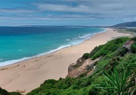 Se mantiene la prohibición al baño de la playa de Atlanterra