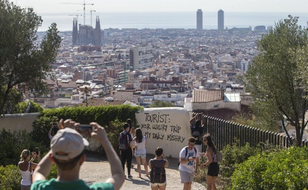 Una pintada crítica con el turismo en Barcelona