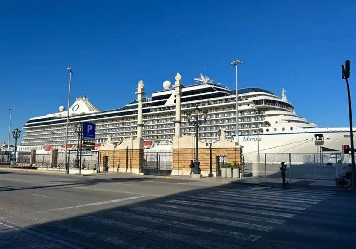 Un crucero atracado en el muelle de Cádiz.