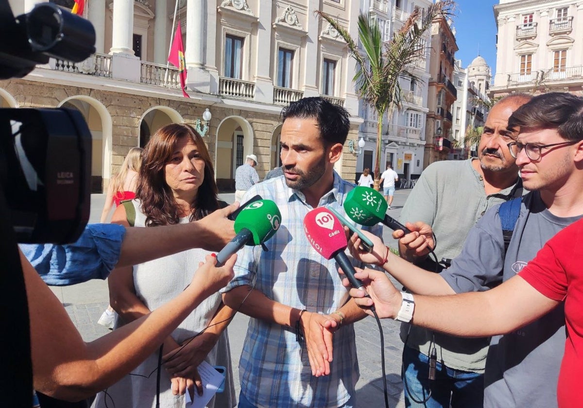 El portavoz de Adelante Izquierda Gaditana, David de la Cruz, atendiendo a los periodistas.