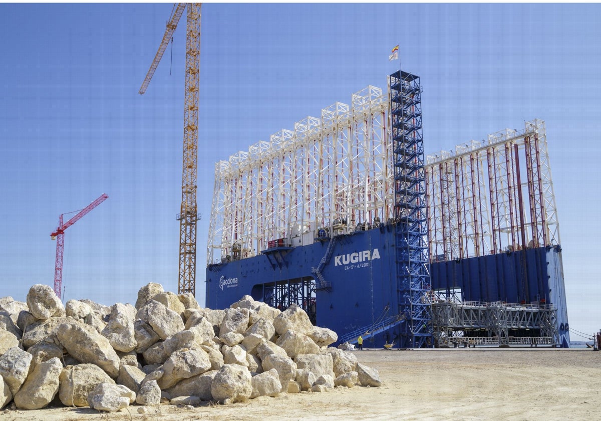 Imagen de la plataforma que se encarga de colocar los bloques de hormigón de la segunda fase de la terminal de contenedores