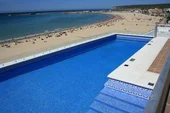 Así es el apartamento situado en la costa de Cádiz en primera línea de playa que cuenta con una piscina con vistas al mar