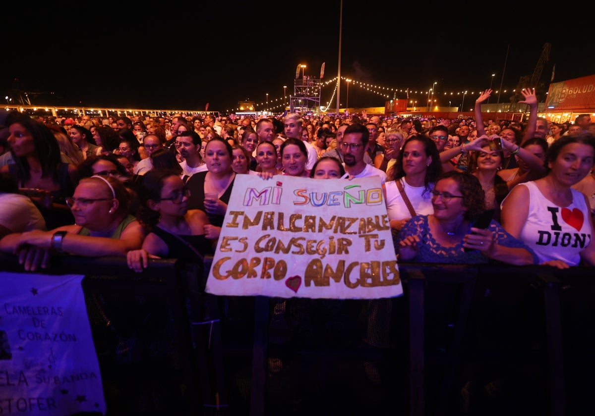 Una fan de Camela pide al grupo el mítico gorro de Ángeles.