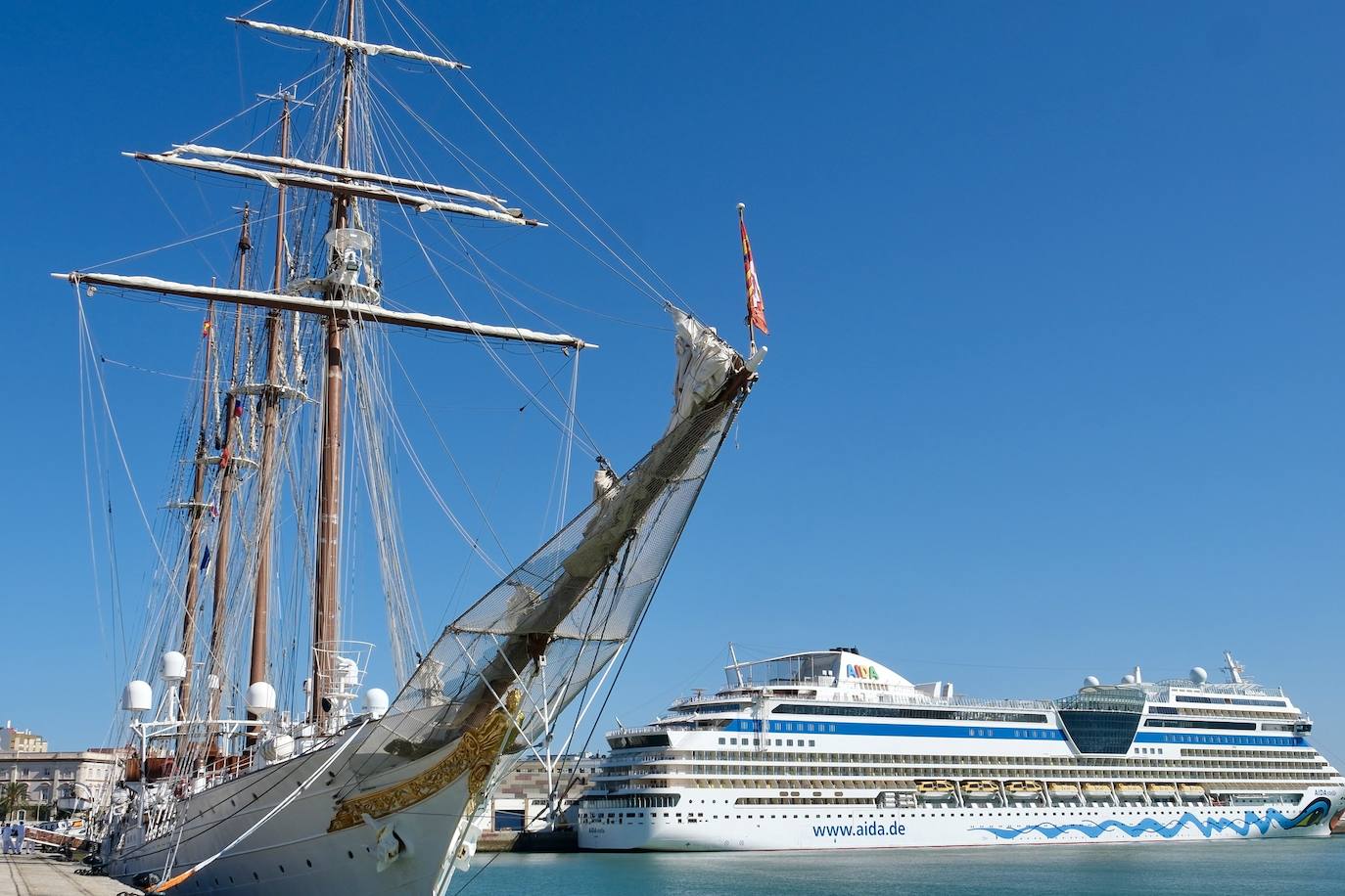 Fotos: Así ha sido la llegada de Elcano a Cádiz