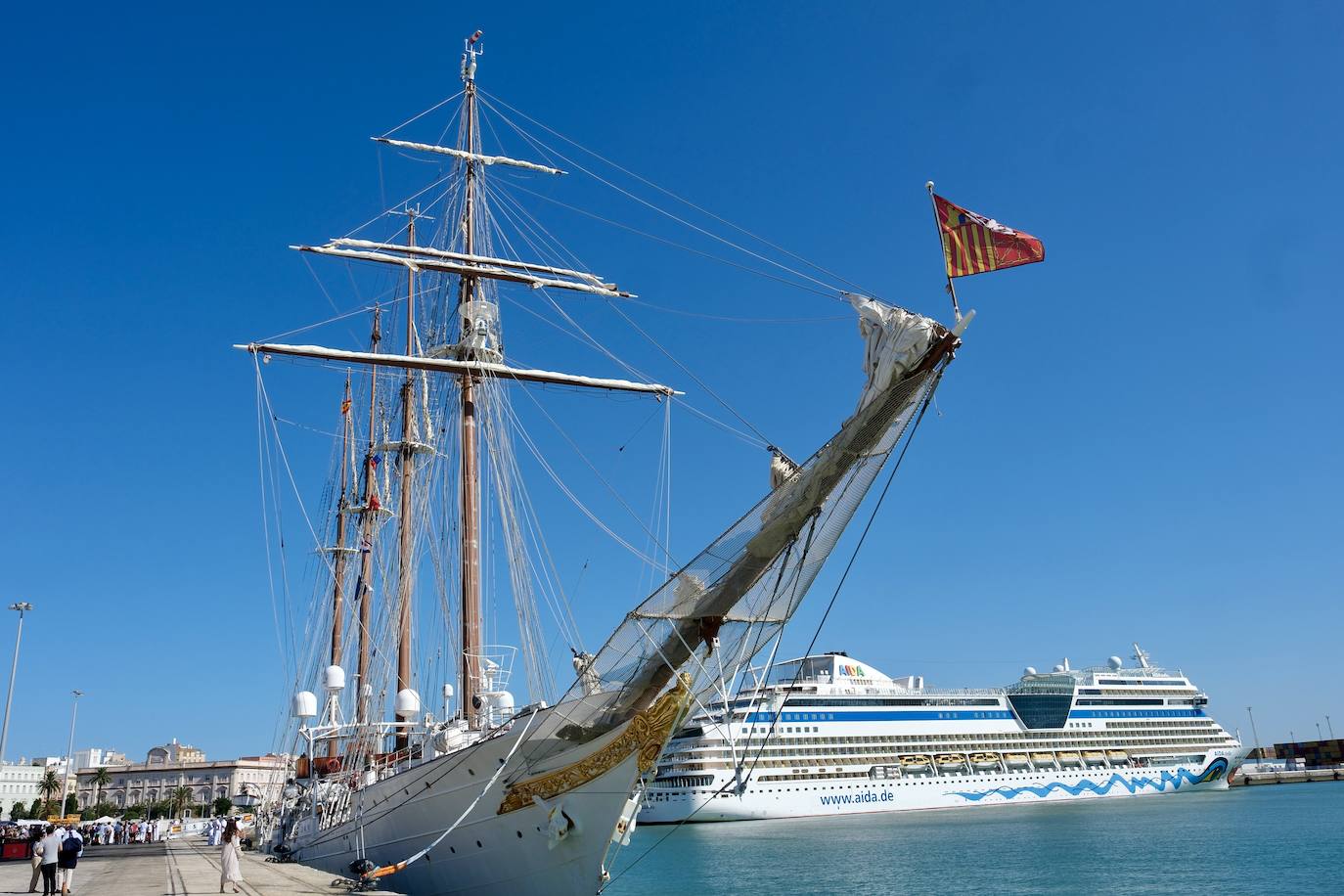 Fotos: Así ha sido la llegada de Elcano a Cádiz