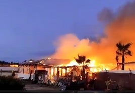 El chiringuito El Arenal de El Palmar queda reducido a cenizas tras un incendio