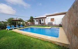 La fantástica casa con piscina, jardín y barbacoa que puedes alquilar en Conil por 70 euros la noche