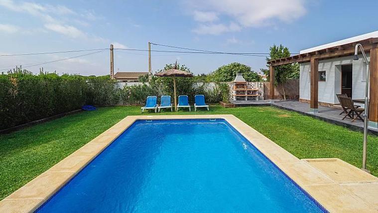 Imagen de la piscina y la terraza de la villa