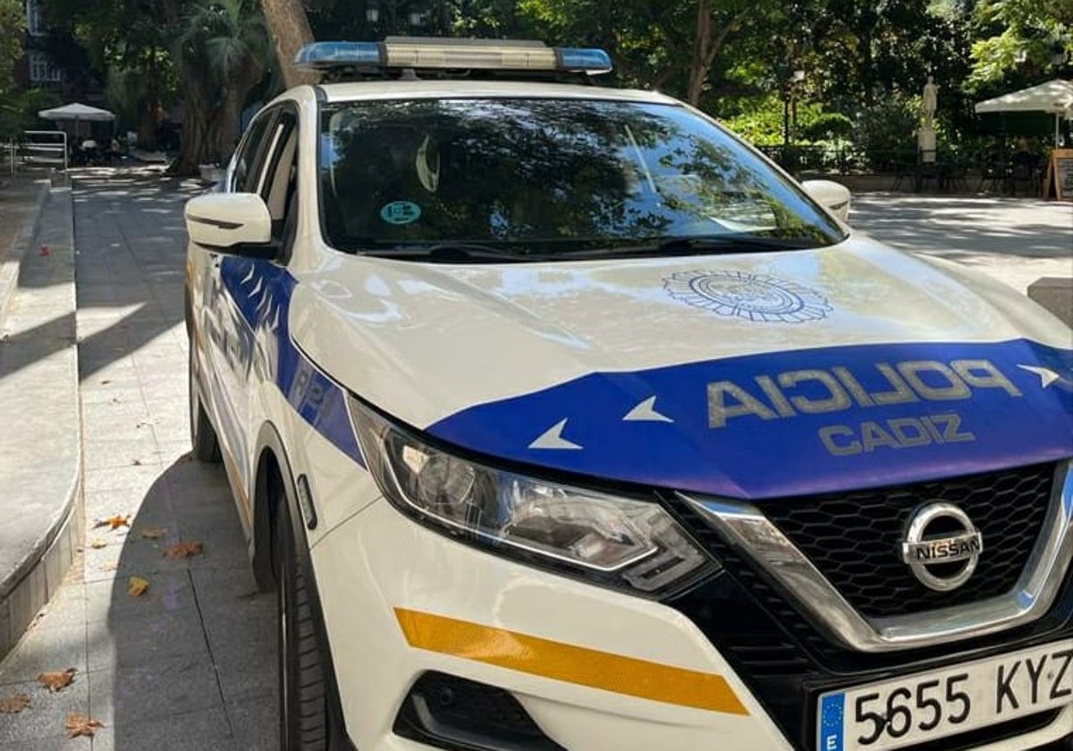 Desnutrida, sangrando y con marcas de una correa en el cuello, así encontró la policía a una vecina de Cádiz