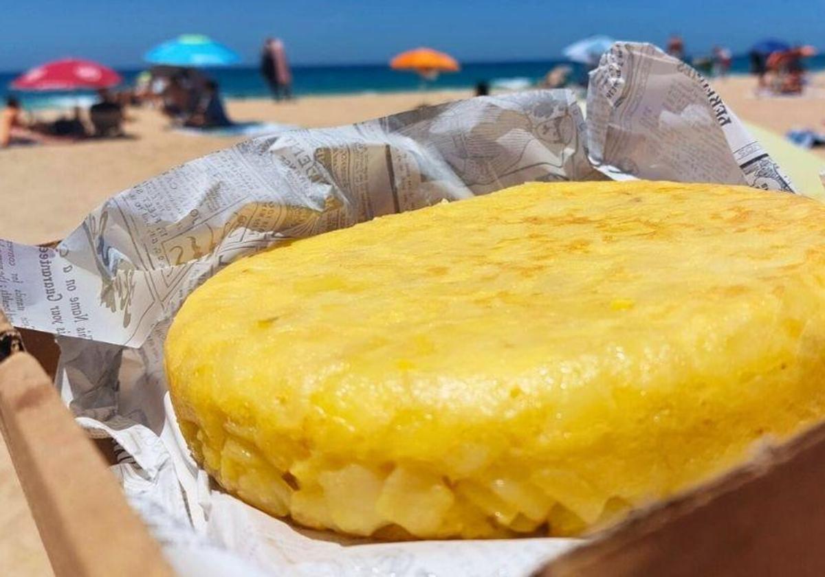 Imagen de una tortilla de patatas en la Playa de la Barrosa, en Chiclana