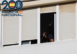 La Policía detiene a un hombre por disparar «como un francotirador» desde su casa a la Comisaría de Cádiz y causar destrozos