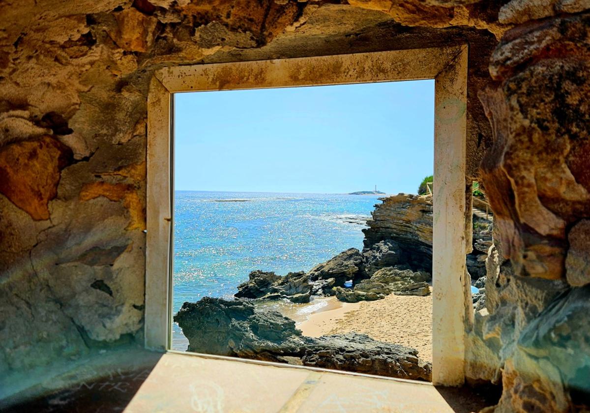 Ventana con vistas al faro de Trafalgar, en los Caños de Meca