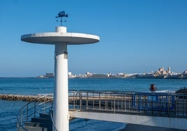 La escalera de caracol de la playa Santa María del Mar de Cádiz recupera su veleta