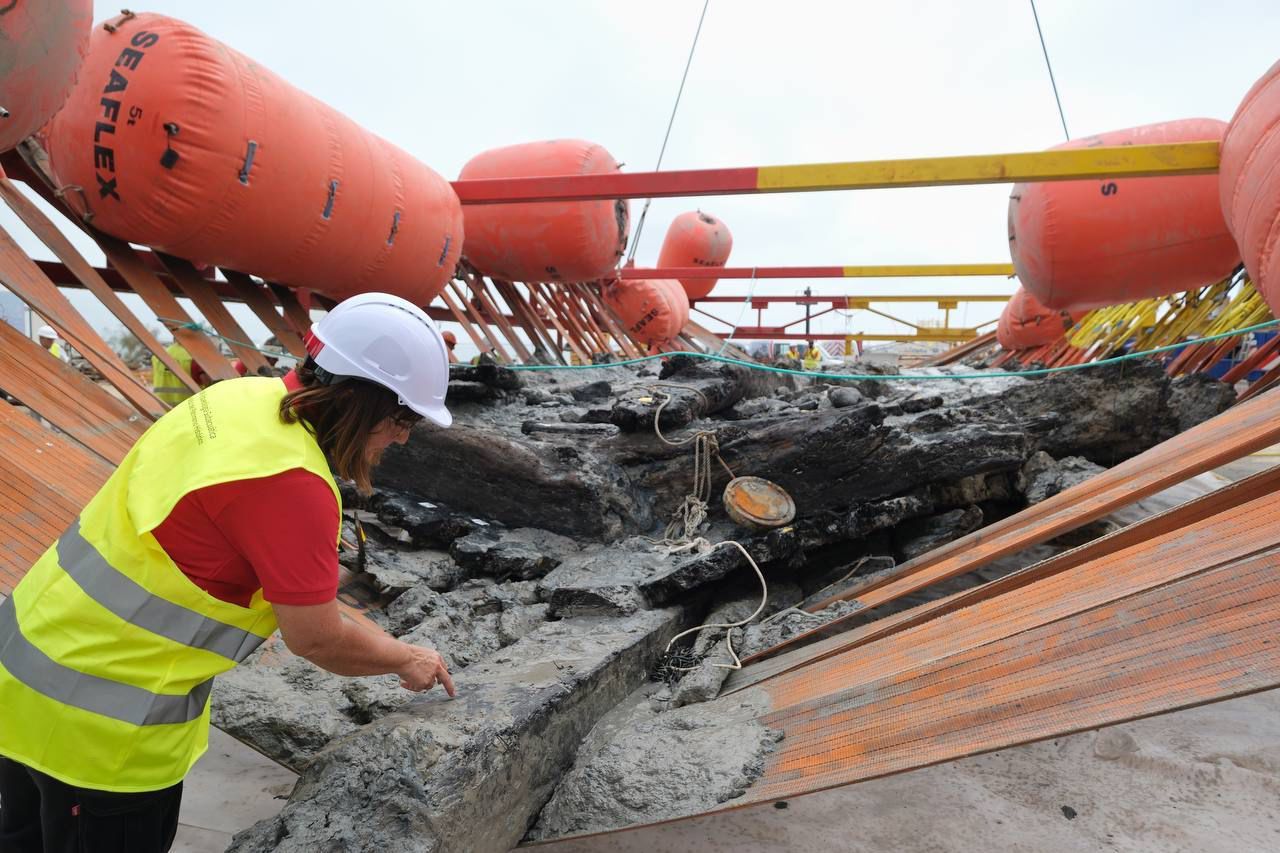 Fotos: Así ha sido la extracción del galeón del siglo XVII hundido en Cádiz