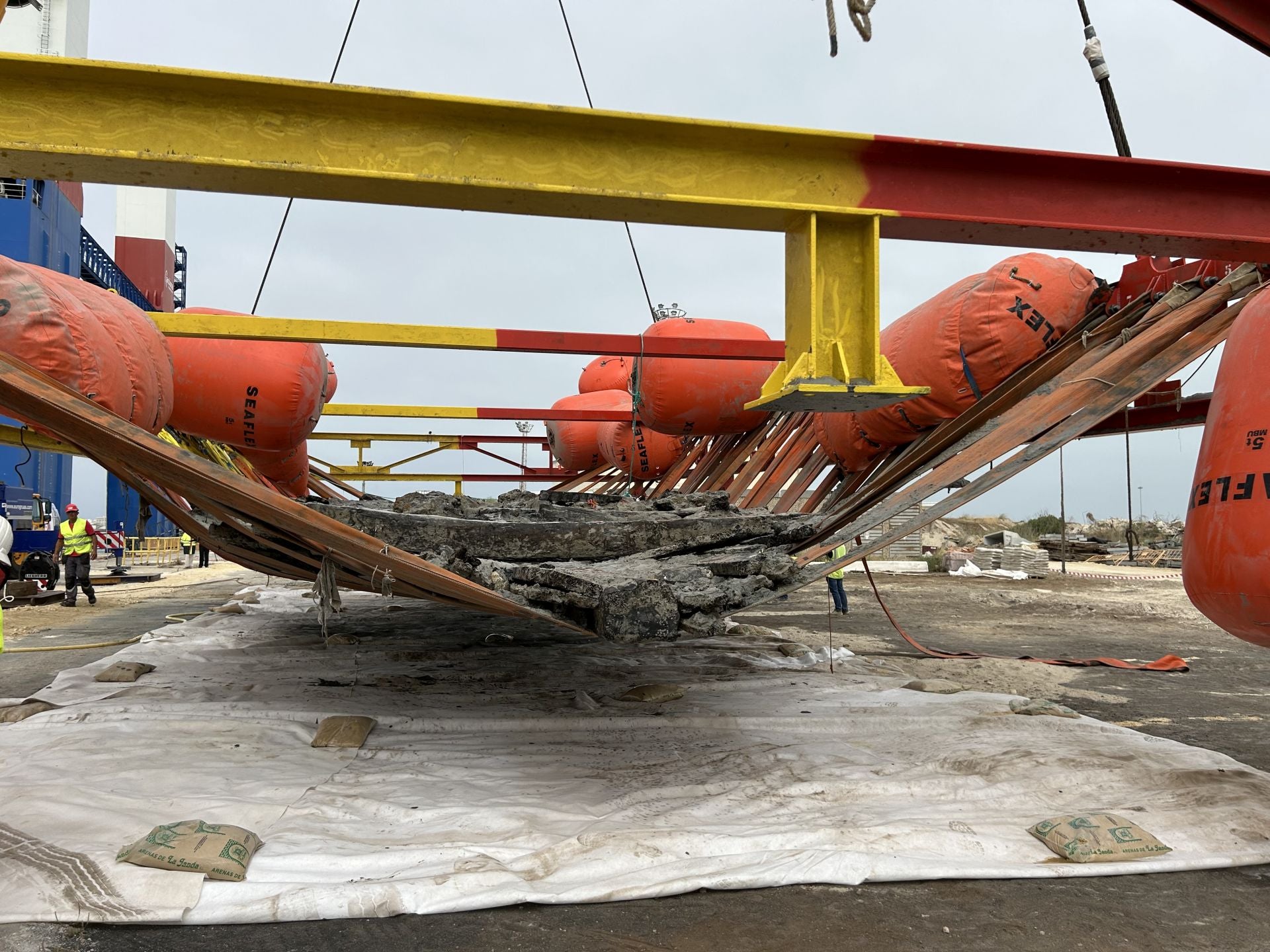 Fotos: Así ha sido la extracción del galeón del siglo XVII hundido en Cádiz