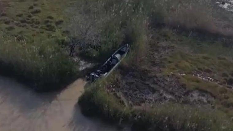 Una lancha, embarrancada en la desembocadura del Guadalquivir, en una imagen de archivo.