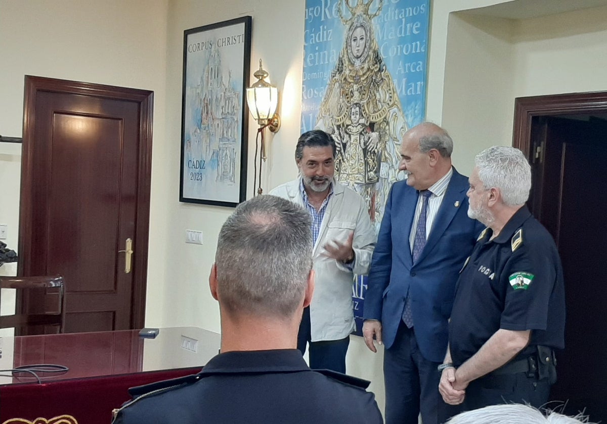 El Consejo de Hermandades y Cofradías de Cádiz homenajea a Pablo Rey, intendente de la Policía Local de Cádiz