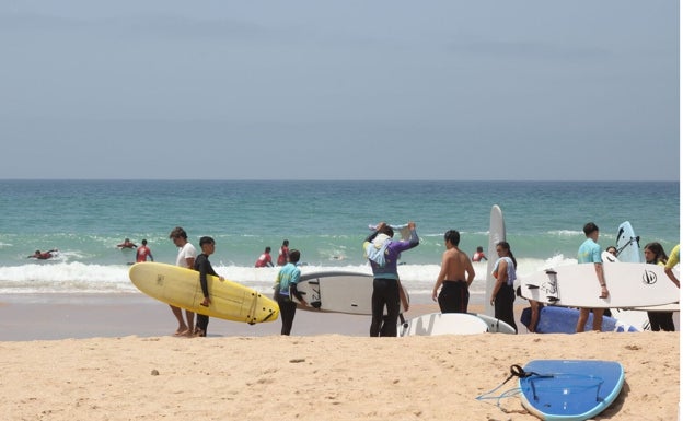 Al paraíso gaditano del surf «le falta espacio y le sobra postureo»