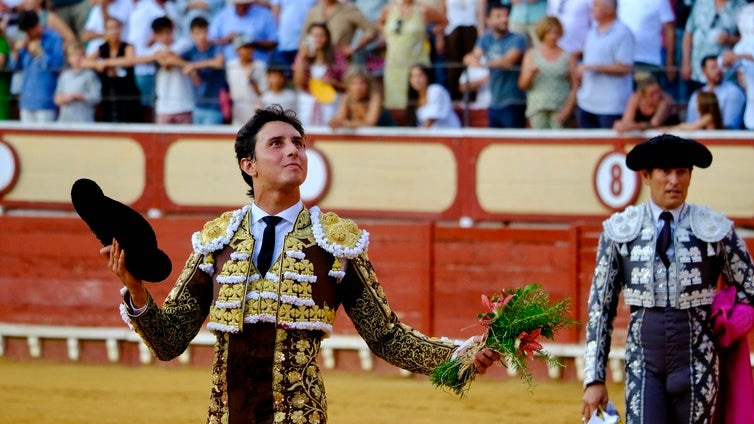 Puerta Grande para un arrollador Roca Rey en una gran tarde de toros en la que Morante meció la verónica y Ginés cortó una oreja en El Puerto