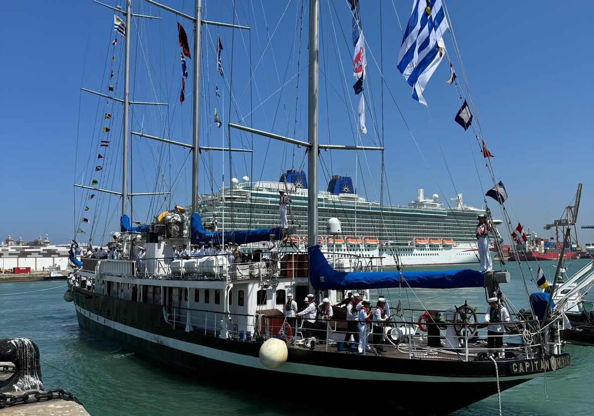 Atraque del buque en el puerto de Cádiz