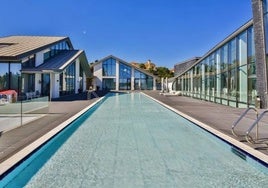 Así es la casa más cara de Cádiz: dispone de 15 dormitorios, una bolera, una pista de tenis e incluso una galería de tiro