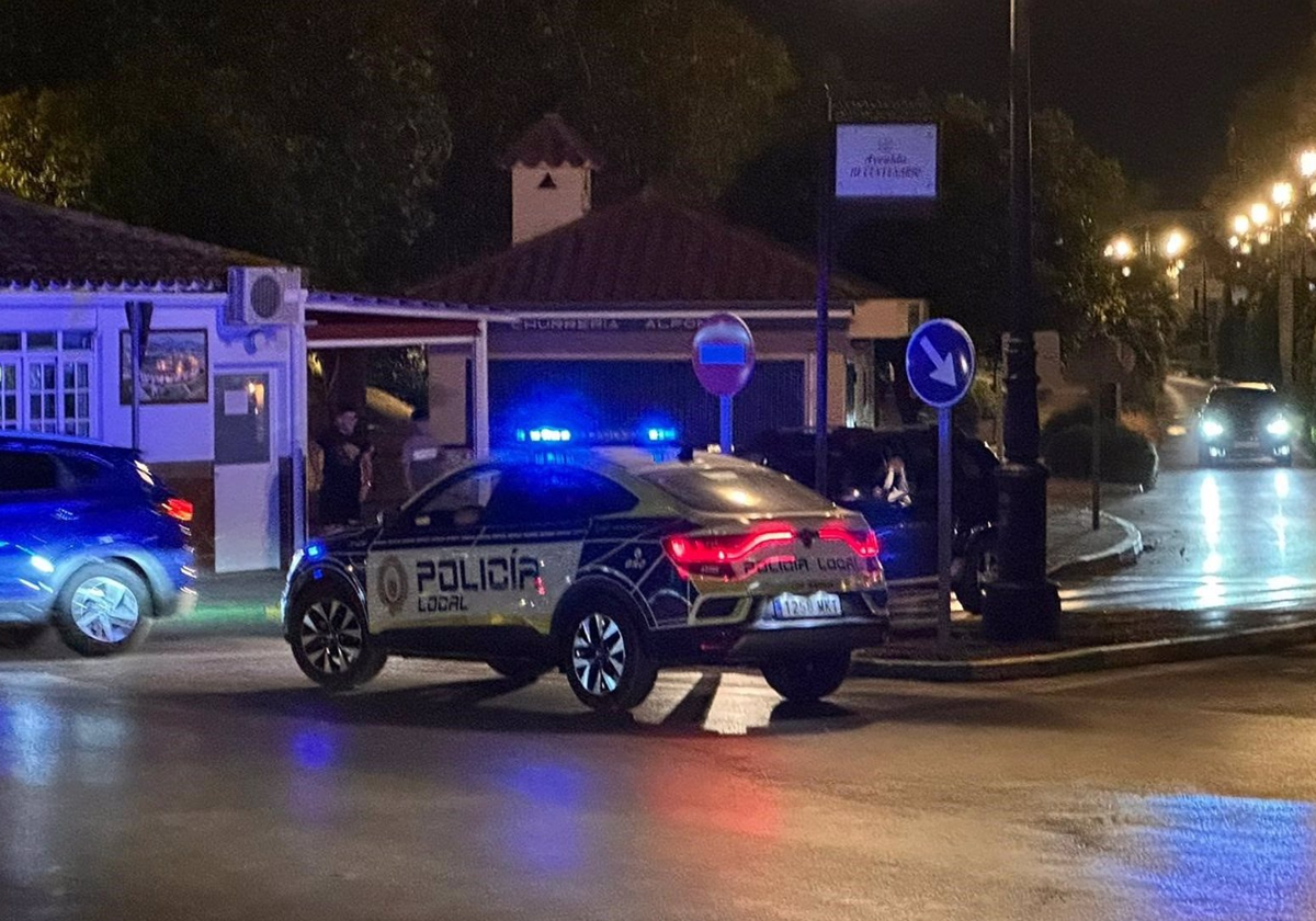 Vehículos de la Policía Local de Los Barrios durante una actuación policial