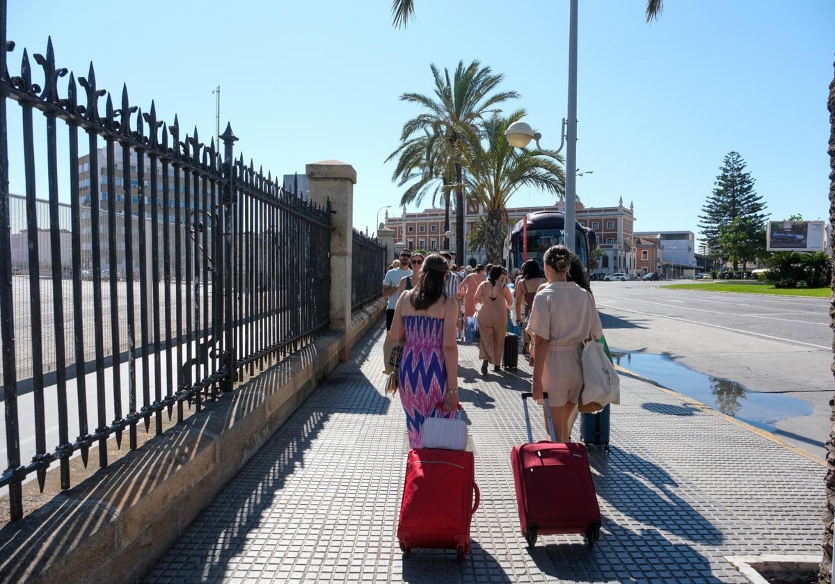 Un grupo de turistas se desplaza por las inmediaciones del puerto marítimo de Cádiz.