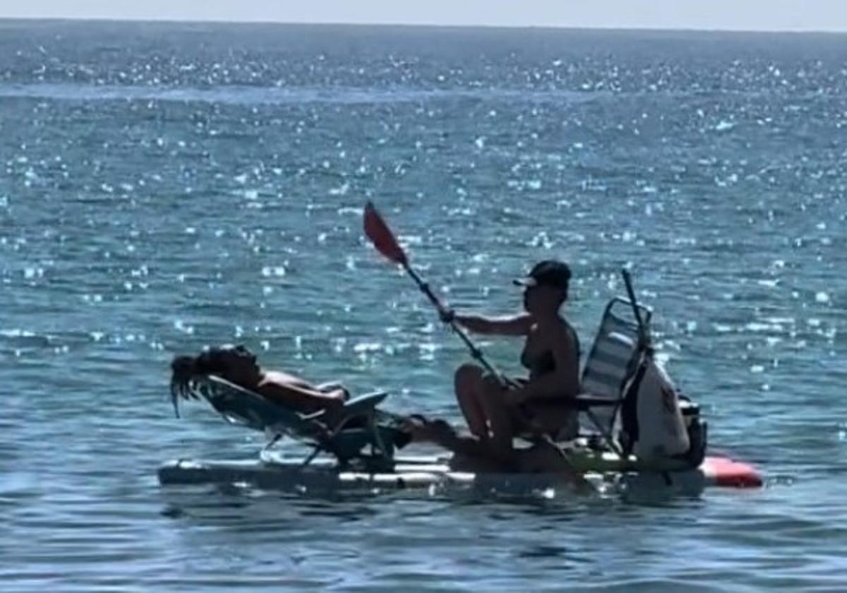 Imagen de lpareja sobre la tabla de paddle surf en los Caños de Meca