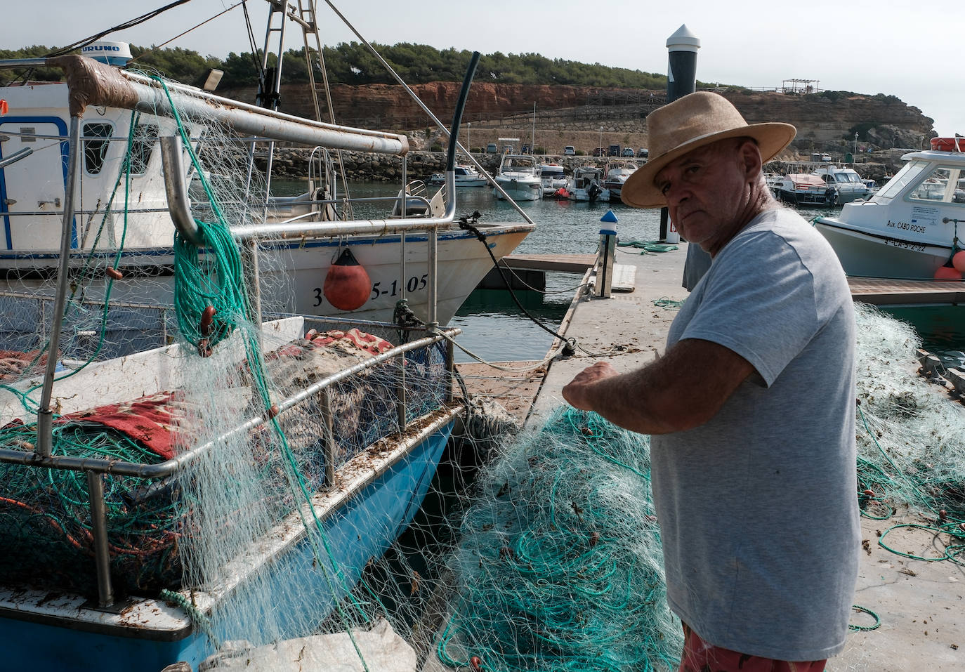 Fotografías de un drama: el alga asiática pasa &#039;factura&#039; a los pescadores de Conil