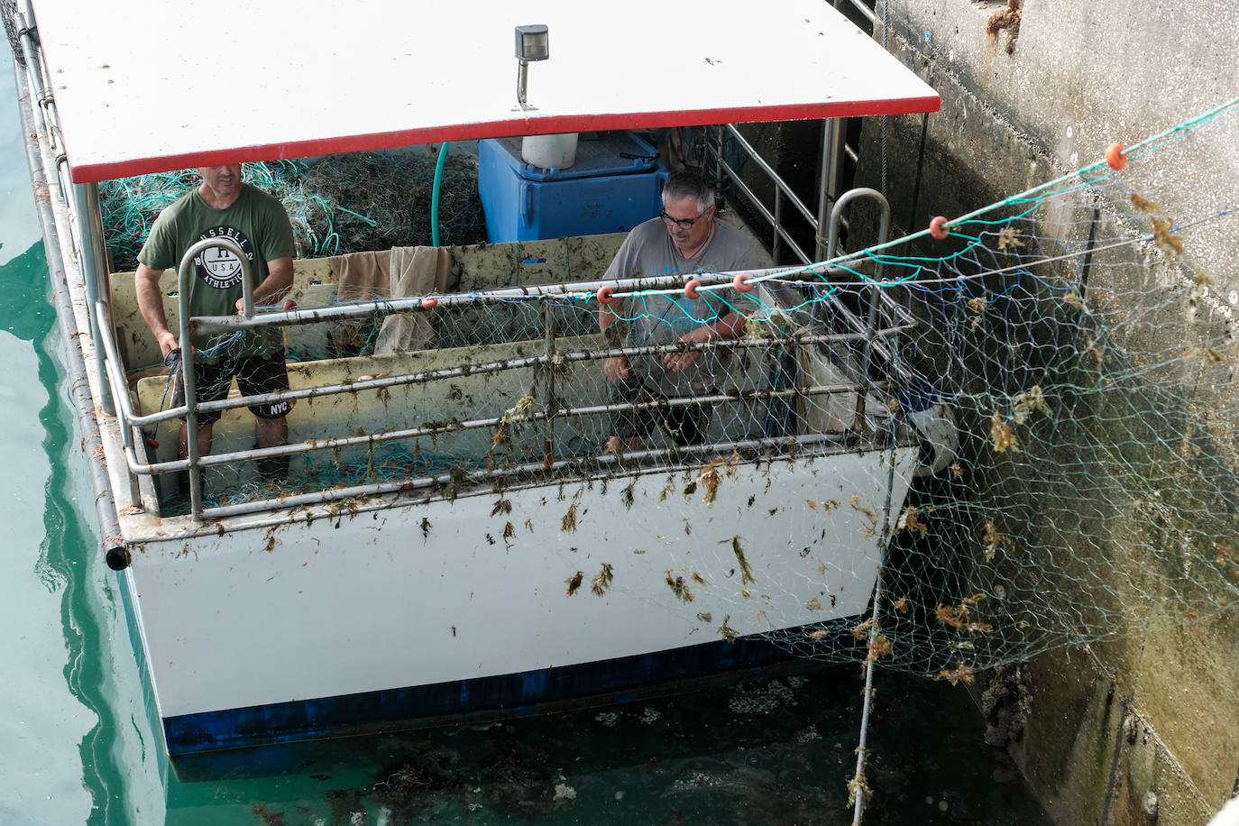 Fotografías de un drama: el alga asiática pasa &#039;factura&#039; a los pescadores de Conil