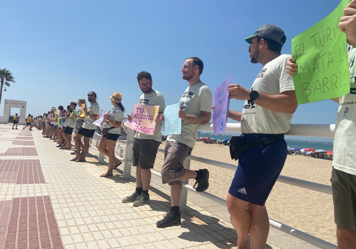 Manifestación celebrada el sábado 10 de agosto en la playa de Valdelagrana.