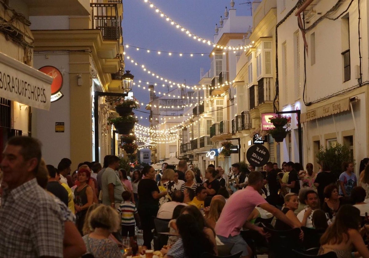 Una calle de Chiclana con ambiente de ocio nocturno