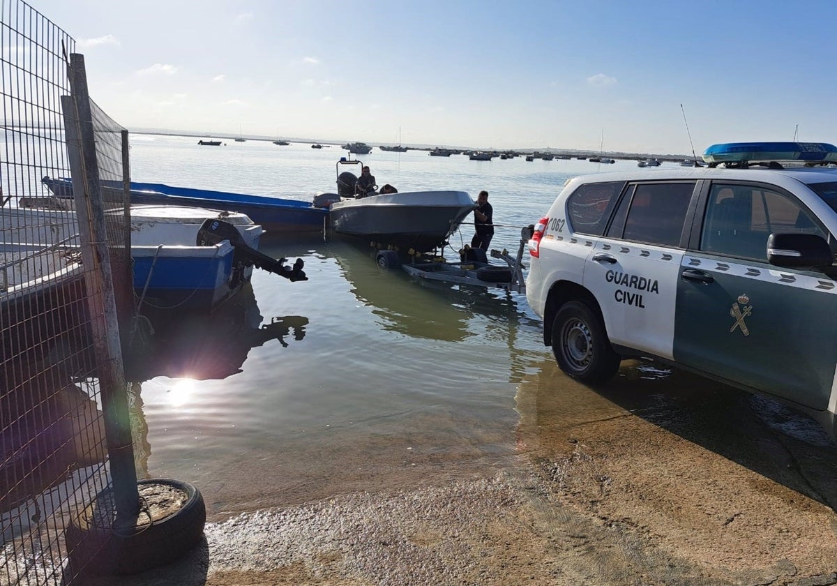 Intervenidos ocho barcos dedicados al petaqueo de narcolanchas en una operación en San Fernando