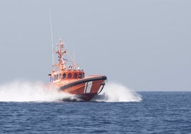 Rescatados cuatro migrantes en aguas de Cádiz en una embarcación 'toy' al sureste de Tarifa