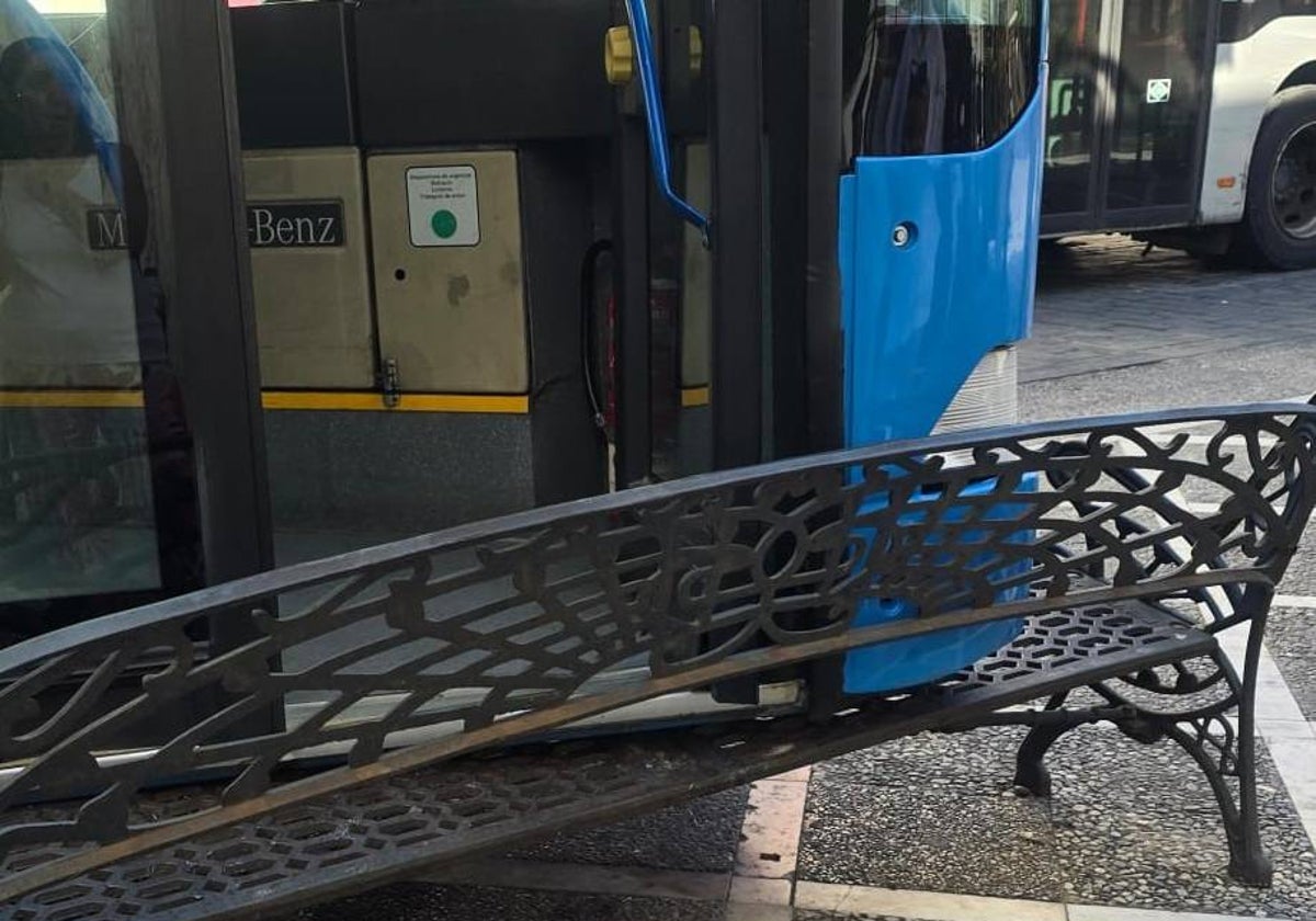 Investigan las causas del choque en Jerez de un autobús sin conductor contra el mobiliario urbano.