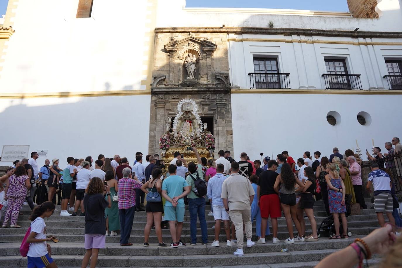 Servitas, Amor Hermoso y Victoria de Expiración procesionan por las calles de Cádiz