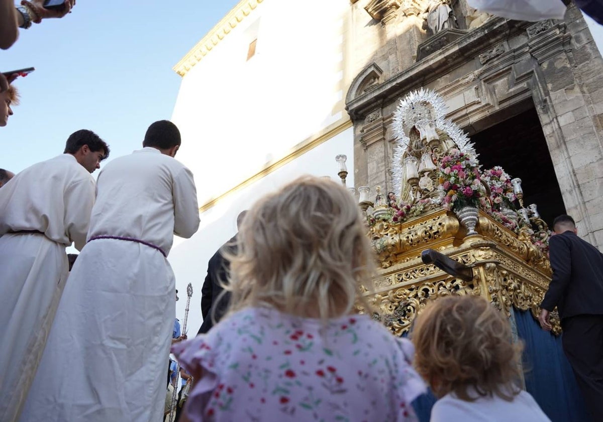 Servitas, Amor Hermoso y Victoria de Expiración procesionan por las calles de Cádiz