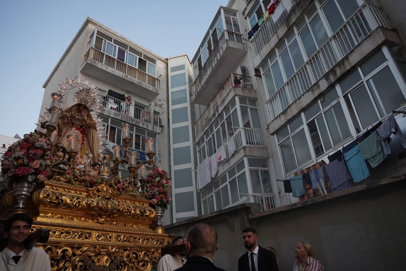 Servitas, Amor Hermoso y Victoria de Expiración procesionan por las calles de Cádiz