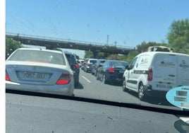 Retenciones y tráfico muy lento en los accesos a Cádiz durante el primer día del puente de agosto