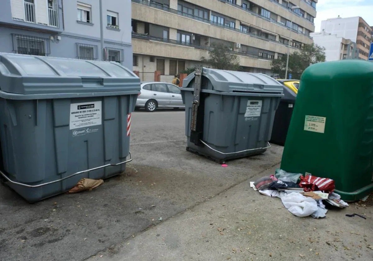 Residuos en la vía pública arrojados junto a contenedores de basura.